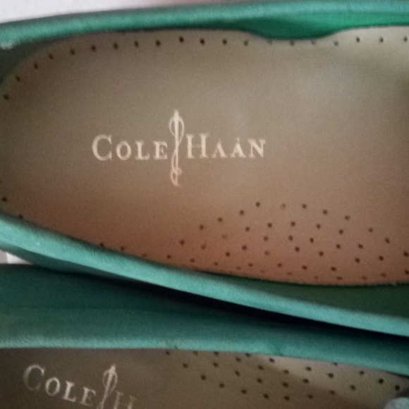 💥💕 LIKE NEW COLE HAAN,  SUPER COMFORTABLE CLASSIC LOAFERS - Picture 4 of 10